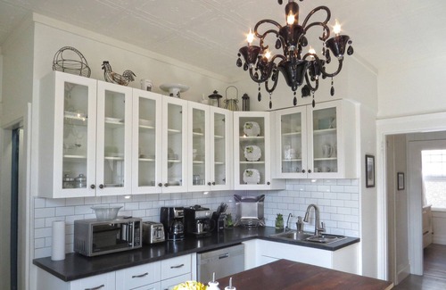 Fairfield House | "Dragonfly Cottage" - Family / Pet Friendly - Central Location, Country Charm,