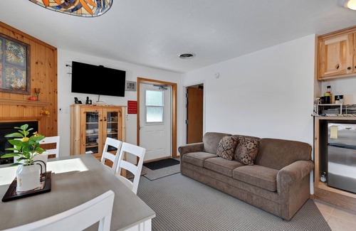 Higgins Lake House | Dragonfly Lodge of Higgins Lake: Escape to the Woods & Enjoy Fall's Beauty!