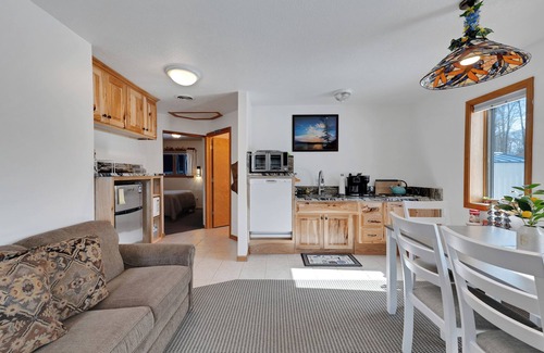 Higgins Lake House | Dragonfly Lodge of Higgins Lake: Escape to the Woods & Enjoy Fall's Beauty!