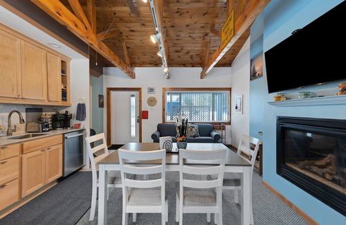 Higgins Lake House | Dragonfly Lodge of Higgins Lake: Escape to the Woods & Enjoy Fall's Beauty!