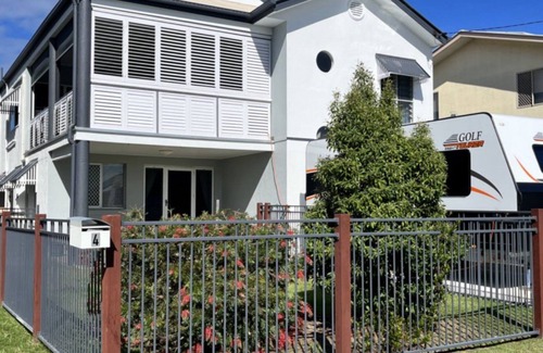 Golden Beach House | Drakes Hideaway - Pet friendly 3 bedroom unit on the ground floor