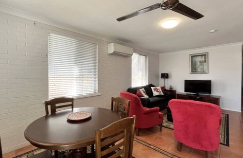 Golden Beach House | Drakes Hideaway - Pet friendly 3 bedroom unit on the ground floor