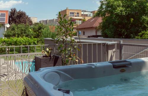 Donaustadt Apartment | Dream Getaway Apartment with Jacuzzi and Pool