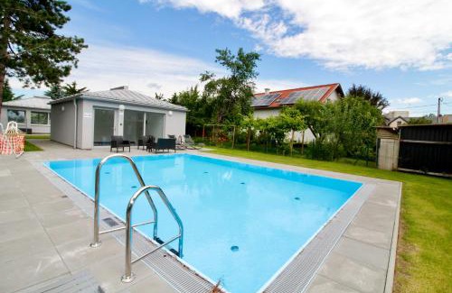 Donaustadt Apartment | Dream Getaway Apartment with Jacuzzi and Pool