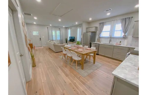 East Memphis House | Dreamy Getaway 2br|2ba, Relaxing Backyard w/Mural