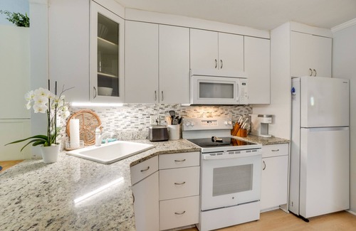 Palm Harbor Cottage | Dreamy Palm Harbor Cottage, Steps to Crystal Beach