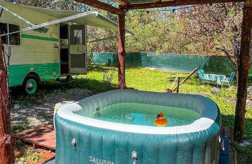 Huasca De Ocampo Apartment | Dreamy Retro RV with Jacuzzi