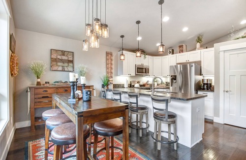 Gold Hill House | Drift Away - A beautiful River front home in Southern Oregon