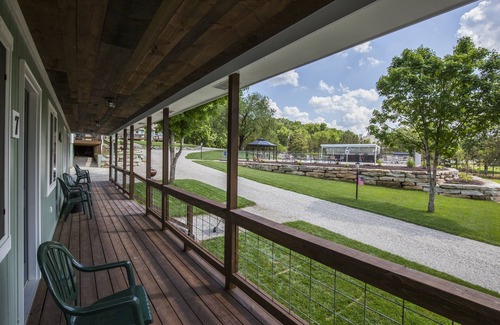 Branson Cabin | Driftwater Resort Cabin #7 with Lake Taneycomo Access & Pool!