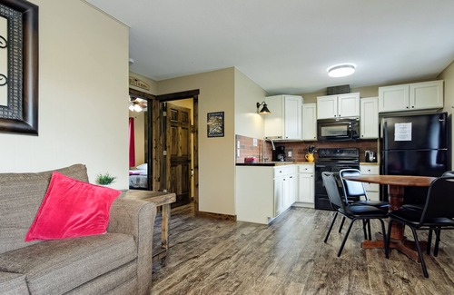 Branson Cabin | Driftwater Resort Cabin #9 with Lake Taneycomo Access & Pool!