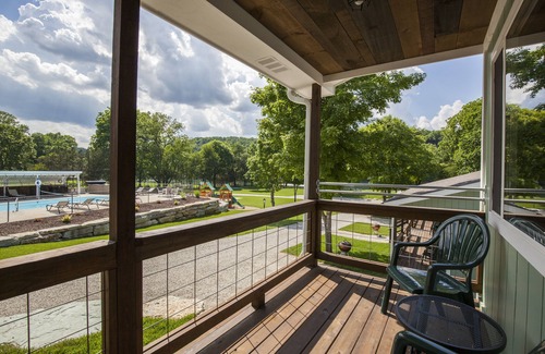 Branson Cabin | Driftwater Resort Cabin #9 with Lake Taneycomo Access & Pool!