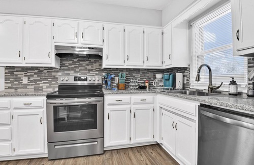 Mission House | ❖Driveway❖15min → DT❖Family-Friendly❖Yard+Patios❖Corner Lot❖Reserved Parking❖