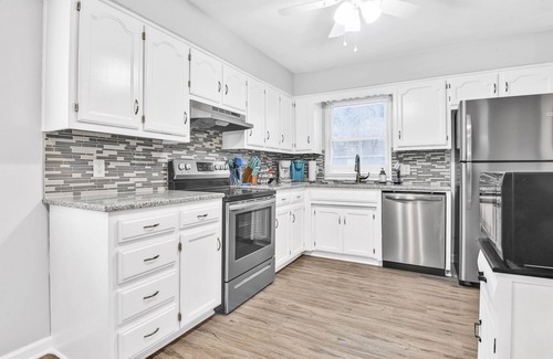 Mission House | ❖Driveway❖15min → DT❖Family-Friendly❖Yard+Patios❖Corner Lot❖Reserved Parking❖