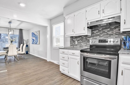 Mission House | ❖Driveway❖15min → DT❖Family-Friendly❖Yard+Patios❖Corner Lot❖Reserved Parking❖