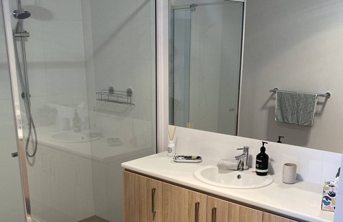 Drysdale House | Drysdale Delight - Brand new townhouse right in the middle of town