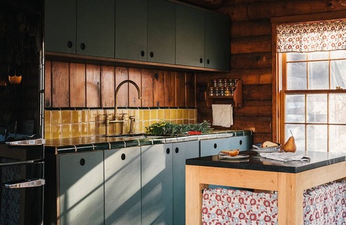 Town of Marbletown House | Duck Pond Lodge: Classic Log Charm | Hot Tub