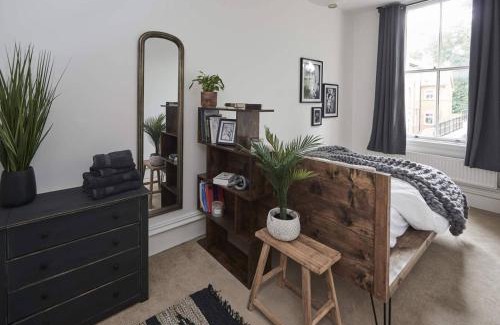 Dudley Apartment | Dudley-spacious Exec 2 Bed - Long Stay - Parking!
