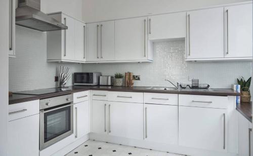 Dudley Apartment | Dudley-spacious Exec 2 Bed - Long Stay - Parking!