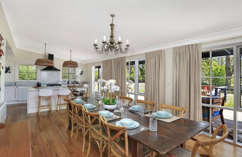 Bundanoon House | Duncraig House –open fireplace, spa, pet friendly