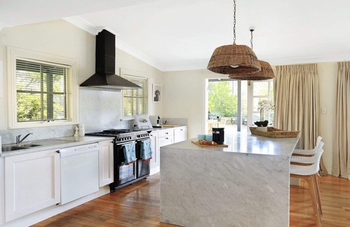 Bundanoon House | Duncraig House –open fireplace, spa, pet friendly