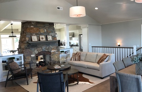 Dundee House | Dundee Hills. 3 Master Suites! Exquisite Oregon Wine Country Experience