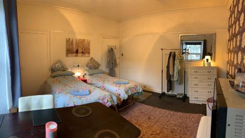 Irvine House | Dundonald Link, quiet & spacious twin room in town centre