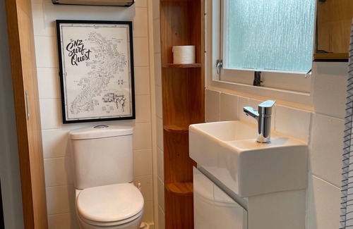 Papamoa Beach House | Dunes View - Central Papamoa, beach across the road! Pet Friendly 🐶