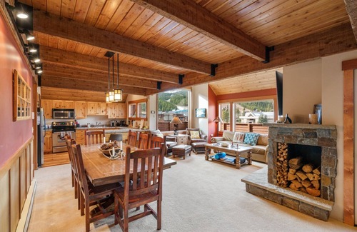 Big Sky Ski Chalet | Dunn's Den Ski-in/Ski-out Arrowhead Chalet Easy walk to Big Sky Resort!