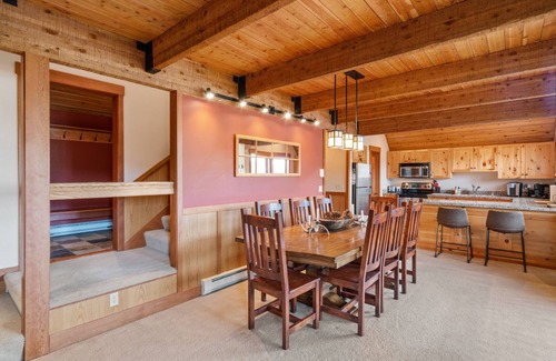 Big Sky Ski Chalet | Dunn's Den Ski-in/Ski-out Arrowhead Chalet Easy walk to Big Sky Resort!