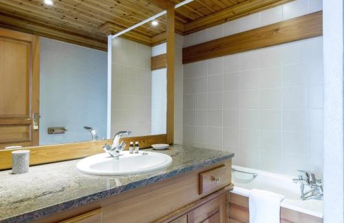 Val-d'Isere Apartment | Duplex de Standing au Pied des Pistes avec Grand Balcon, Expo Sud/Ouest, Parking Inclus - FR-1-694-169