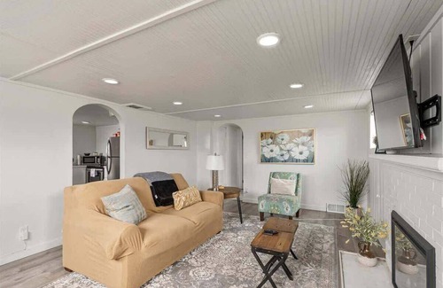 Franklin House | Duplex Near Airport and Parks, FrontRunner Station