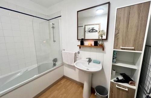 Kergouric Apartment | Duplex 'Raguenez 16', 2,5km plages Port Manec'h Domaine de Kertreguier
