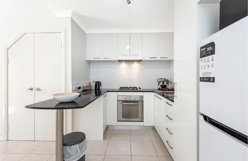 Mandurah Apartment | EACO12 - Stylish 1-BR Loft Apt | Spacious, Free WiFi & A/C
