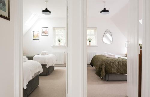 Wyck Rissington House | Eagle Cottage - Charming Cotswolds Getaway, Dog Friendly