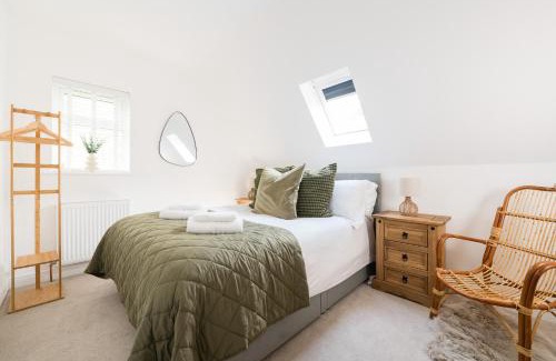 Wyck Rissington House | Eagle Cottage - Charming Cotswolds Getaway, Dog Friendly