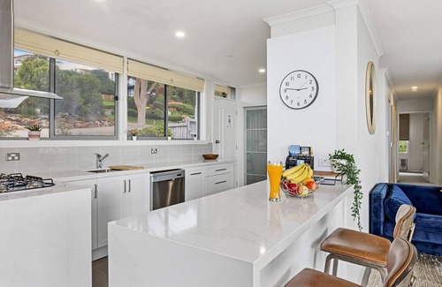 Dromana House | Eagle View Castle - Bay and City Views - Heated Pool and Spa