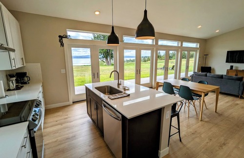Brinnon House | Eagle’s Bluff on Hood Canal features panoramic views of the Hood Canal.