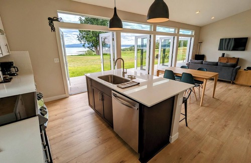 Brinnon House | Eagle’s Bluff on Hood Canal features panoramic views of the Hood Canal.