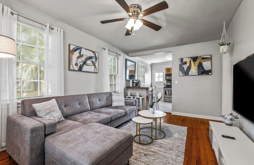 Southeast Pensacola Villa | East Hill Manor w/2 Kitchens Near Beach & Downtown