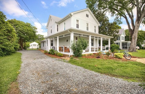 Foster House | East River Views - Renovated 1905 house- 3 Bedrooms, 3.5 baths