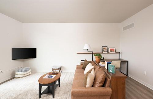Lower East Side Apartment | East Side Luxury 1BR Apt - Near Brady St with Balcony and Lounge