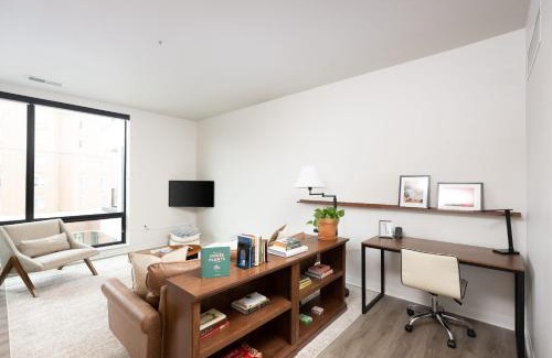 Lower East Side Apartment | East Side Luxury 1BR Apt - Near Brady St with Balcony and Lounge