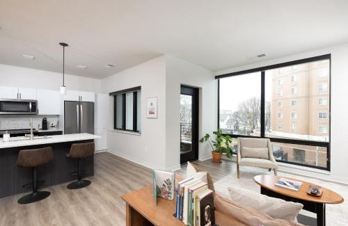 Lower East Side Apartment | East Side Luxury 1BR Apt - Near Brady St with Balcony and Lounge