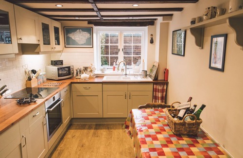 Sandown Cottage | East Wing Of Beautiful 17th Century Grade II Listed Knighton Farmhouse