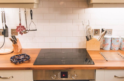 Sandown Cottage | East Wing Of Beautiful 17th Century Grade II Listed Knighton Farmhouse