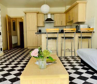 Stratford House | Eastenders Guest Stay