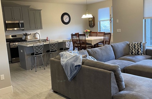 Tri-Cities House | Easy access to I82. Almost new, spotless and spacious close to Trac and Richland