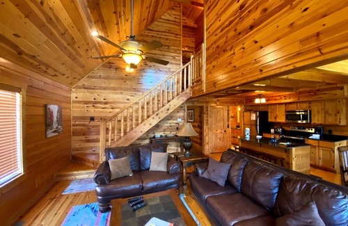 White Oak Lodge Cabin | Easy Drive Resort Cabin w/Hot Tub, Mtn View, and Resort Pool Near National Park
