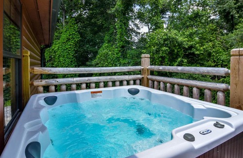 Sevierville House | EASY LIVIN - SECLUDED FAMILY LOG CABIN