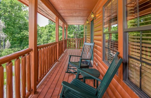 Sevierville House | EASY LIVIN - SECLUDED FAMILY LOG CABIN